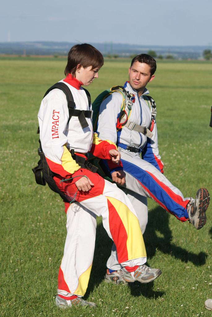090523_Kolin_Jirka_008.jpg - Že by trochu kankánu na zvednutí nálady? A ne, to je nácvik přistání na zem.