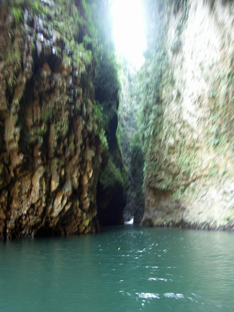 100301_Encanto_020.jpg - Bohužel soutěska je tak úzká a hluboká, že je zde velmi špatné světlo na fotografování. Sluníčko sem svítí asi půl hodiny denně - někdy okolo 12:30. To již budu ale někde jinde, musel bych tu dvě hodiny čekat.